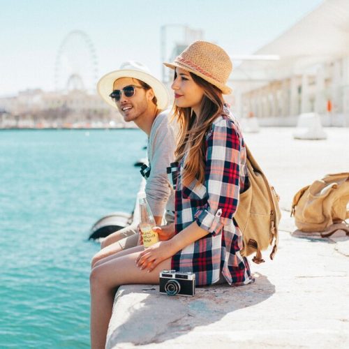 touristes-bonnes-vacances_23-2147643231